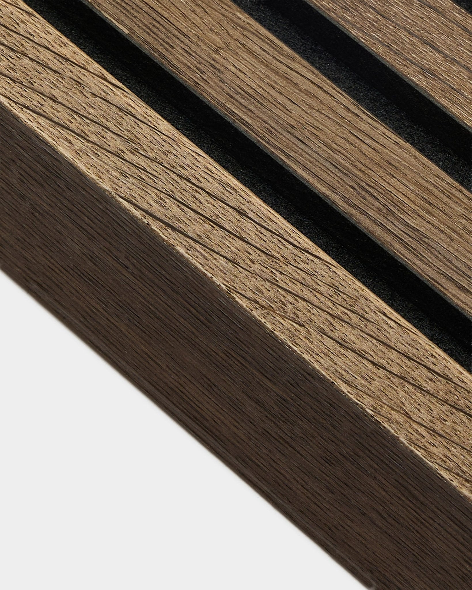 Nahaufnahme der WoodUpp End-Lamelle in Rustic Smoked Oak, 6,7 cm – schräge Lamellen mit sichtbarer Holzmaserung, konzipiert für die Montage als Akustikpaneel oder Akupanel.